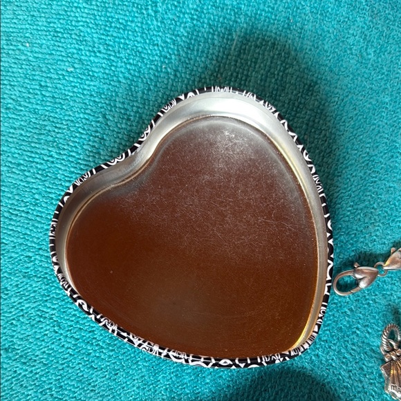 Vintage Brighton Charm bracelet with tin. 26 charms. 7.5 inches. - Picture 5 of 16